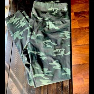 Good American Camo leggings